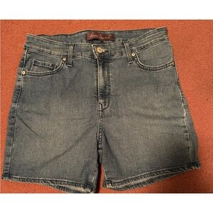 Gloria Vanderbilt Women's Bermuda Shorts Size 8 Stretch Medium Wash Denim.